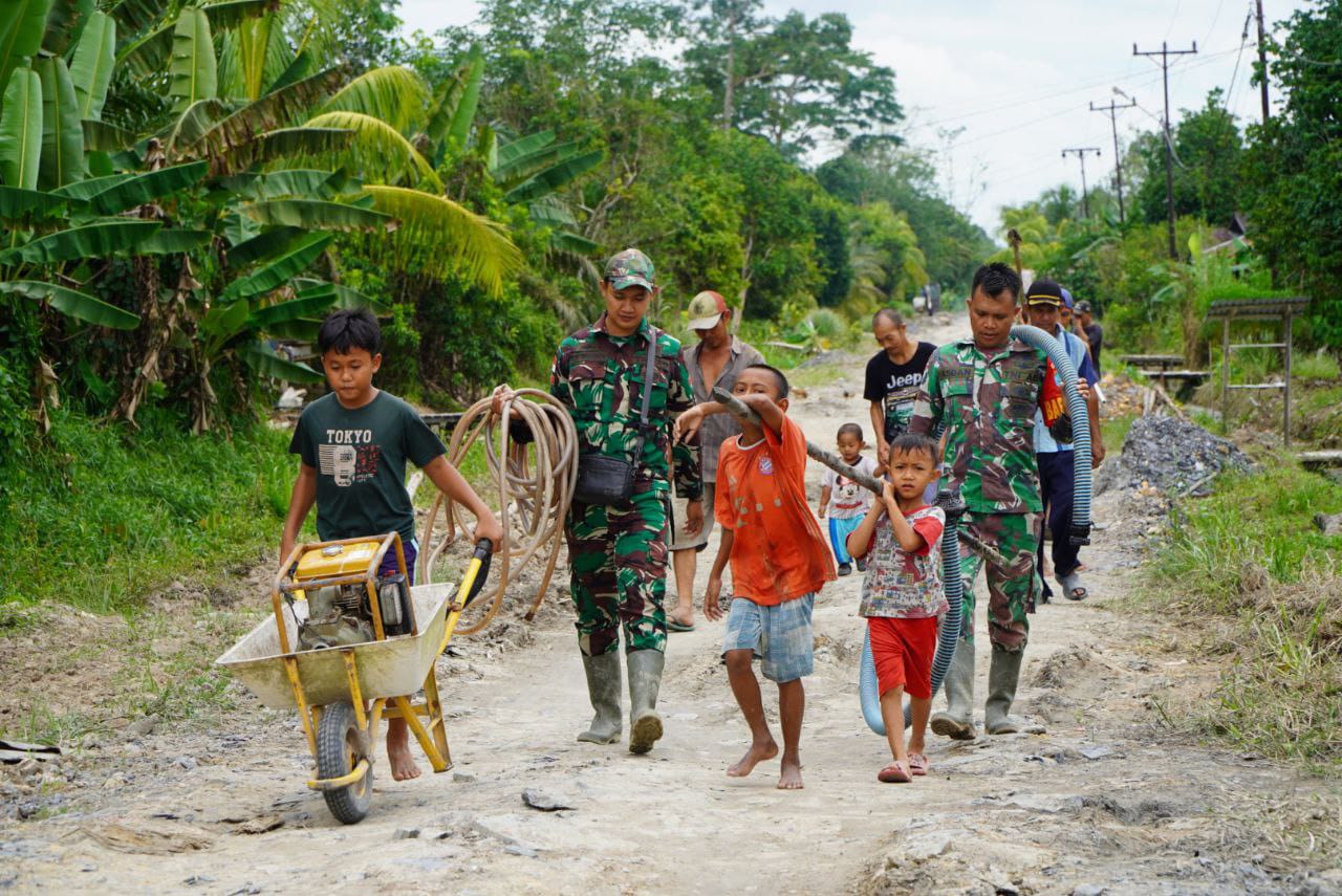 Pencarian Sumber Air untuk Pengeboran Sumur Bor, Anak-Anak Desa Ratu Sepudak Turun Tangan Bantu Satgas TMMD