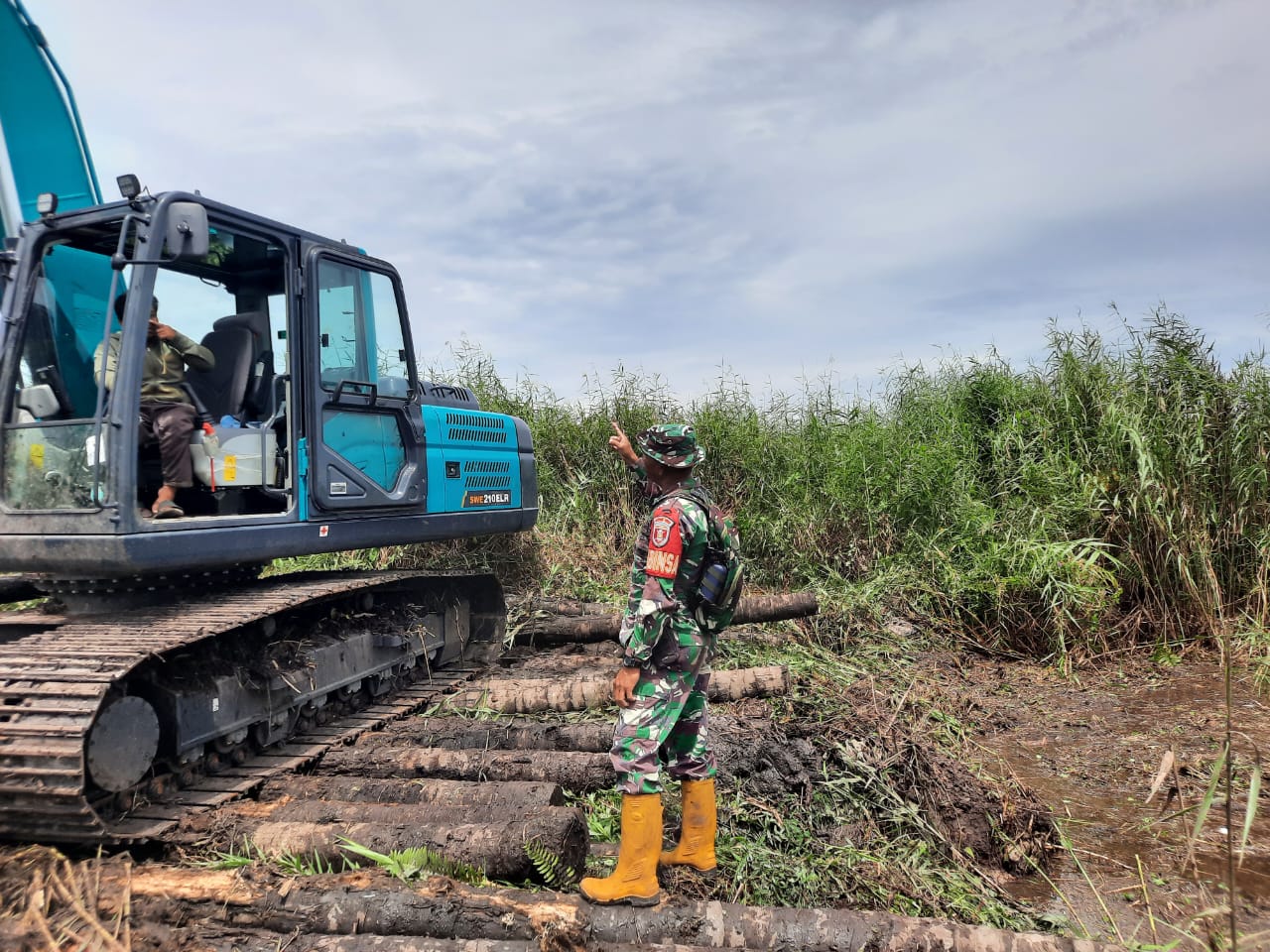 Babinsa Koramil 1002-08/LAU Turun Tangan Bantu Warga Atasi Pendangkalan Sungai