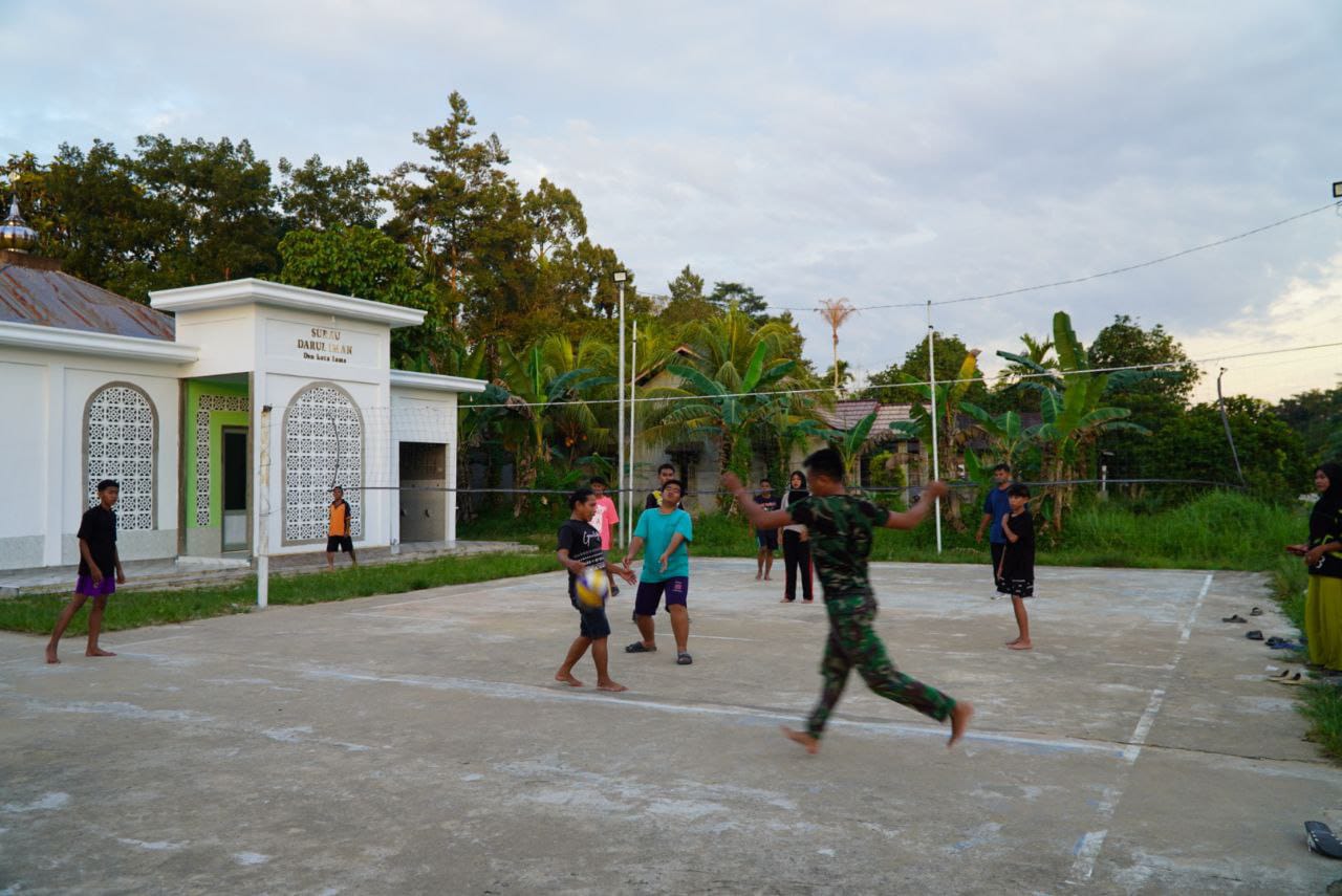 Satgas TMMD ke-126 Kodim 1208/Sambas Laksanakan Olahraga Bersama Warga