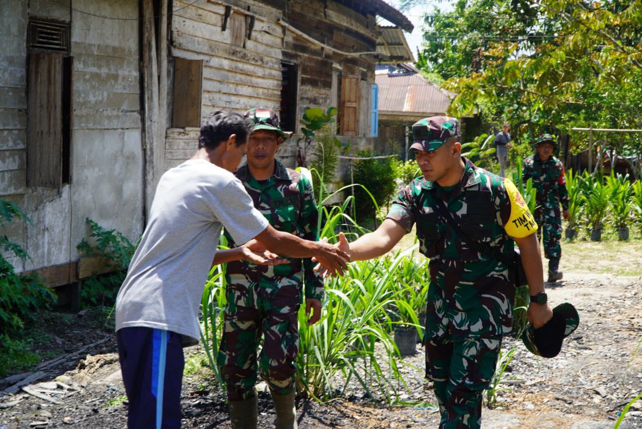 Pak Mintoni Pemilik RTLH Ucapkan Terima Kasih Kepada Tim Wasev TMMD ke-126 Kodim 1208/Sambas