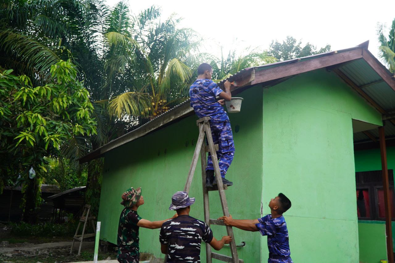 Satgas TMMD ke-126 Kodim 1208/Sambas Perindah Tampilan MCK Sekolahan Melalui Kegiatan Pengecatan