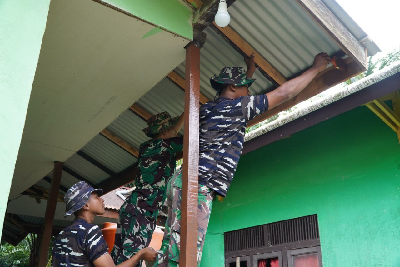 MCK Sekolahan Hampir Rampung Dikerjakan Satgas TMMD ke-126 Kodim 1208/Sambas Lakukan Pengecetan Bangunan.