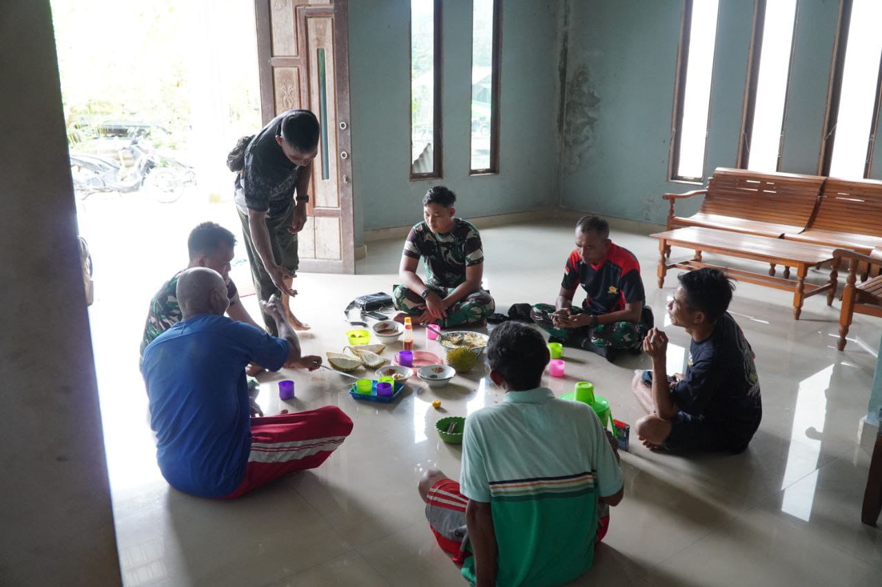 Anggota Satgas TMMD ke-126 Kodim 1208/Sambas Lakukan Komsos Bersama Warga Desa Ratu Sepudak