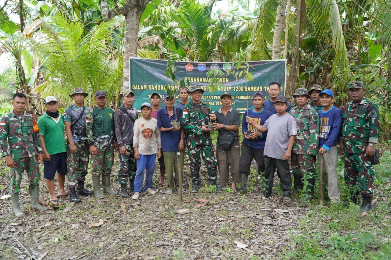 Satgas TMMD ke-126 Kodim 1208/Sambas Tanam Pohon Keras di Sekitar Lokasi Kegiatan