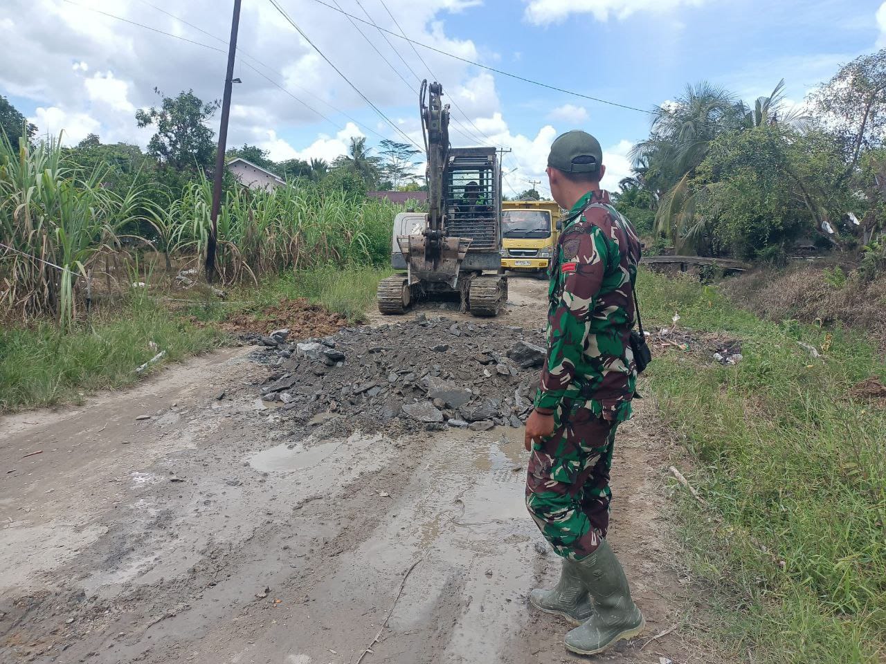 Satgas TMMD ke-126 Kodim 1208/Sambas Arahkan Alat Berat dan Truk untuk Meratakan Tanah Timbunan Jalan
