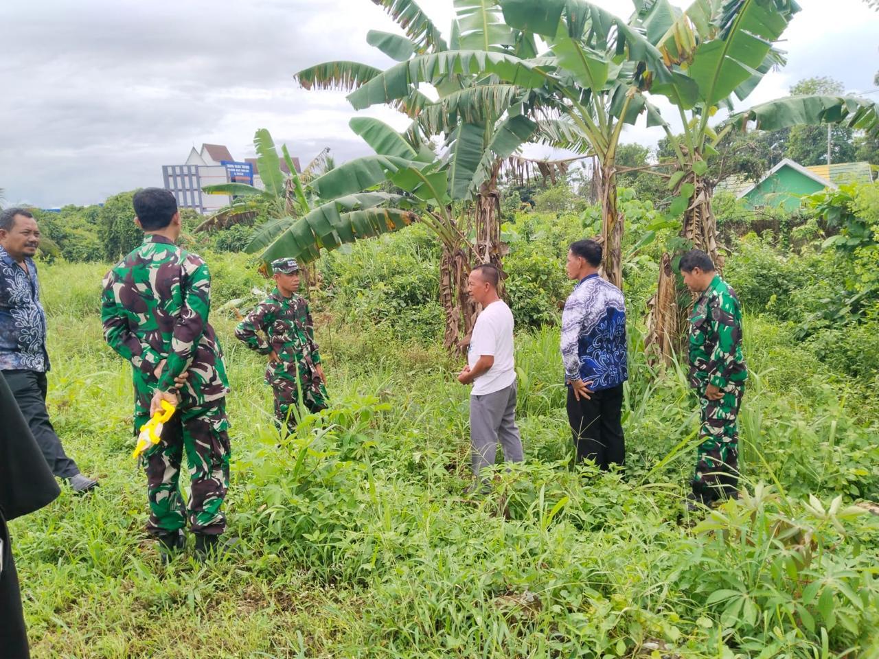 Bersama Perangkat Desa Tirta Jaya Personel Kodim 1009/Tla Cek Lokasi Rencana Pembangunan Koperasi Merah Putih