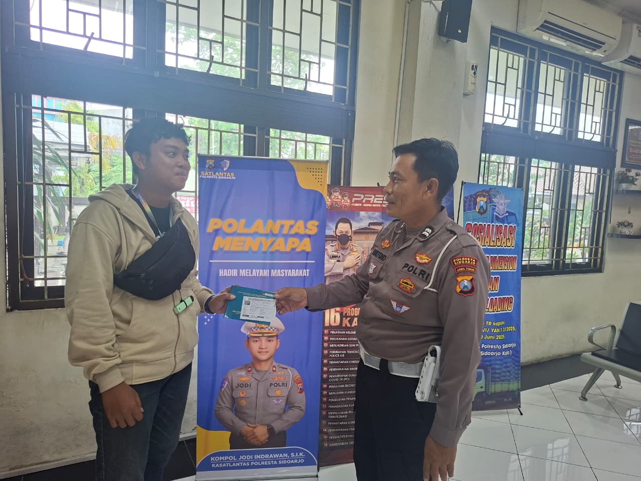 Polantas Menyapa, Satlantas Polresta Sidoarjo Hadir Beritkan Pelayana Edukasi di Samsat