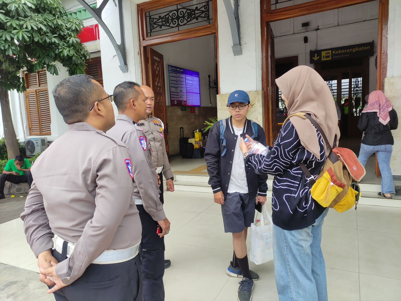 POLANTAS MENYAPA PENUMPANG DI STASIUN SIDOARJO, AJAK UTAMAKAN KESELAMATAN DAN TETAP BERHATI – HATI DIJALAN DALAM RANGKA OPS ZEBRA SEMERU 2025