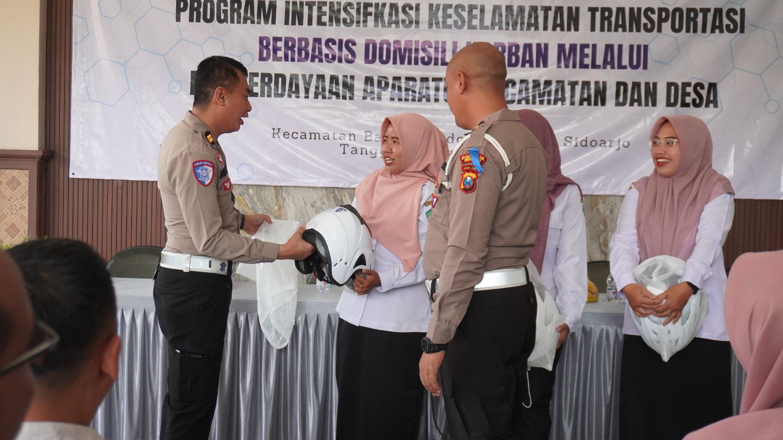 SATLANTAS POLRESTA SIDOARJO BERIKAN SOSIALISASI, DI LOKASI BLACKSPOT UNTUK TEKAN FATALITAS KORBAN KECELAKAAN PADA OPS ZEBRA SEMERU 2025