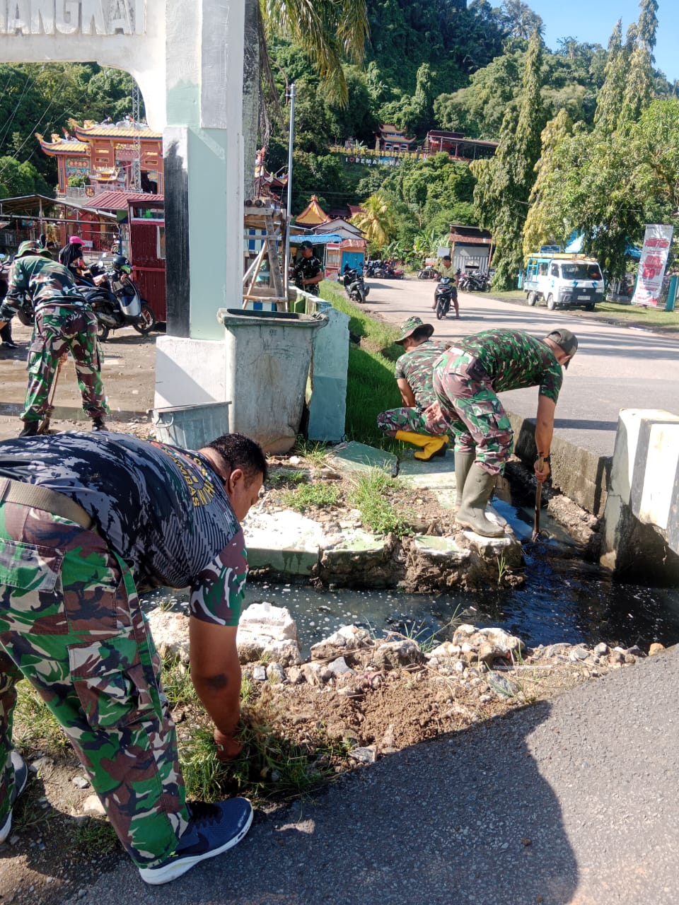 Anggota Koramil 05/Pemangkat Gelar Kegiatan Jumat Bersih di Halaman Makoramil