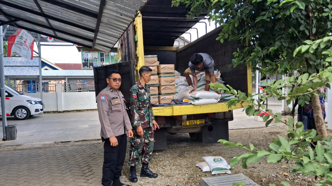 Babinsa Turun ke Lapangan, Penyaluran Bantuan Beras di HST Berjalan Lancar