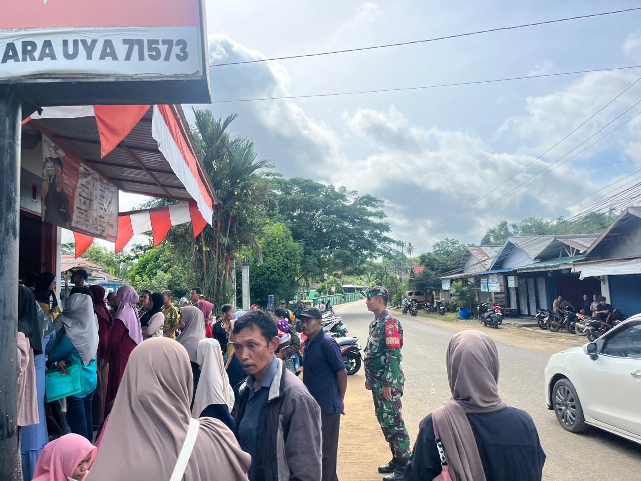 TNI Hadir di Tengah Masyarakat: Babinsa Koramil 1008-01 Awasi Pembagian Bansos