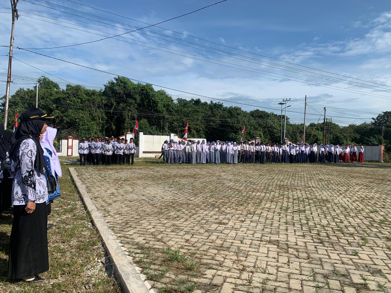 Anggota Koramil 01/Sambas Hadiri Upacara Peringatan Hari PGRI dan Hari Guru Nasional di Wilayah Binaan