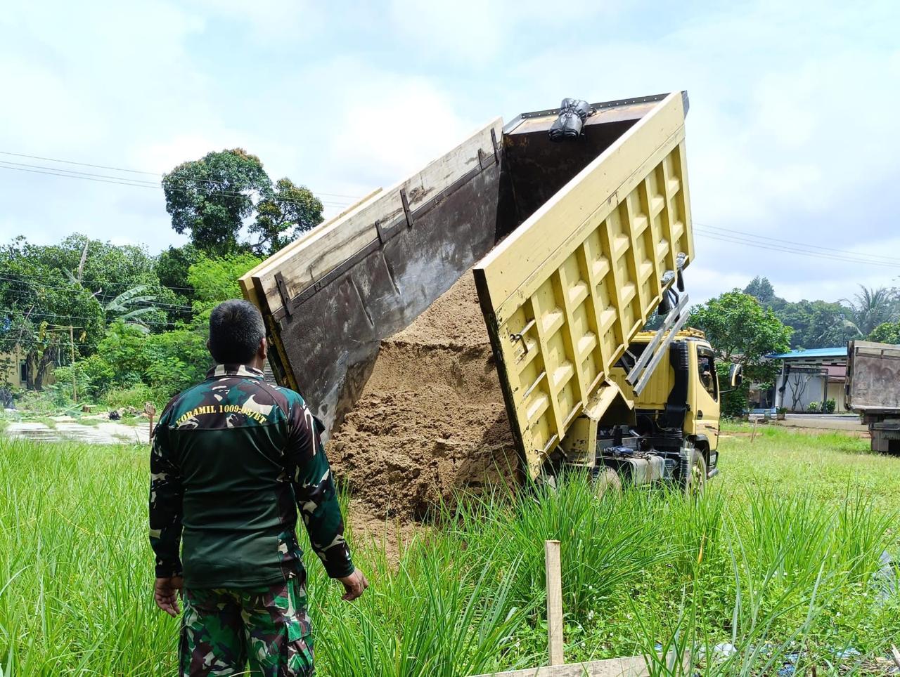 Material Pembangunan Tiba, Babinsa Koramil 1009-03/Bati-Bati Dampingi dan Bantu Pemasangan Pondasi Koperasi Desa Merah Putih