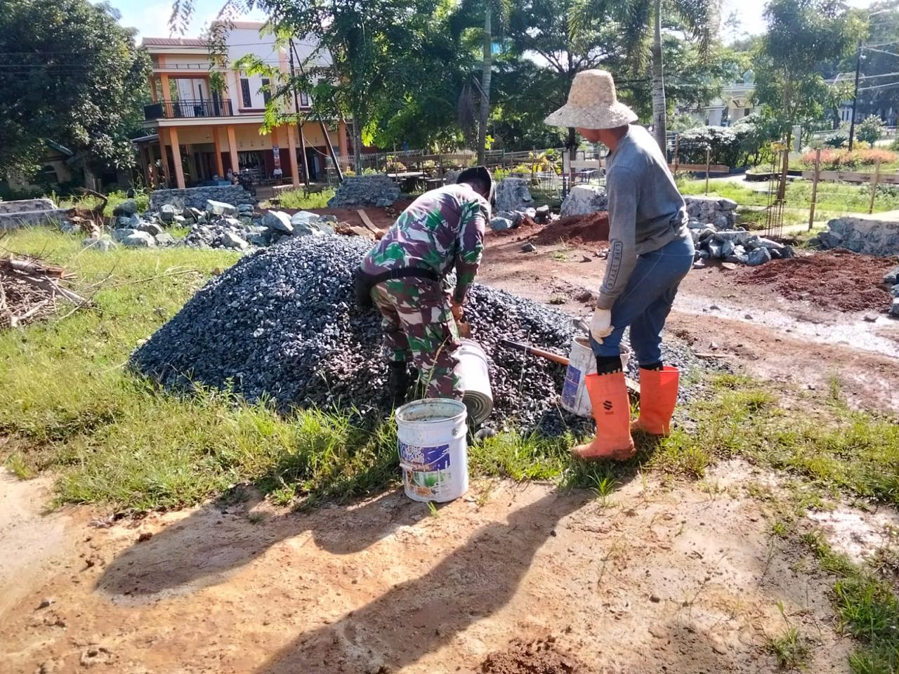 Bersama Masyarakat Personel Kodim 1009/Tla Terlihat Gotong Royong Dalam Pembangunan KDMP Di Wilayah Desa Binaan
