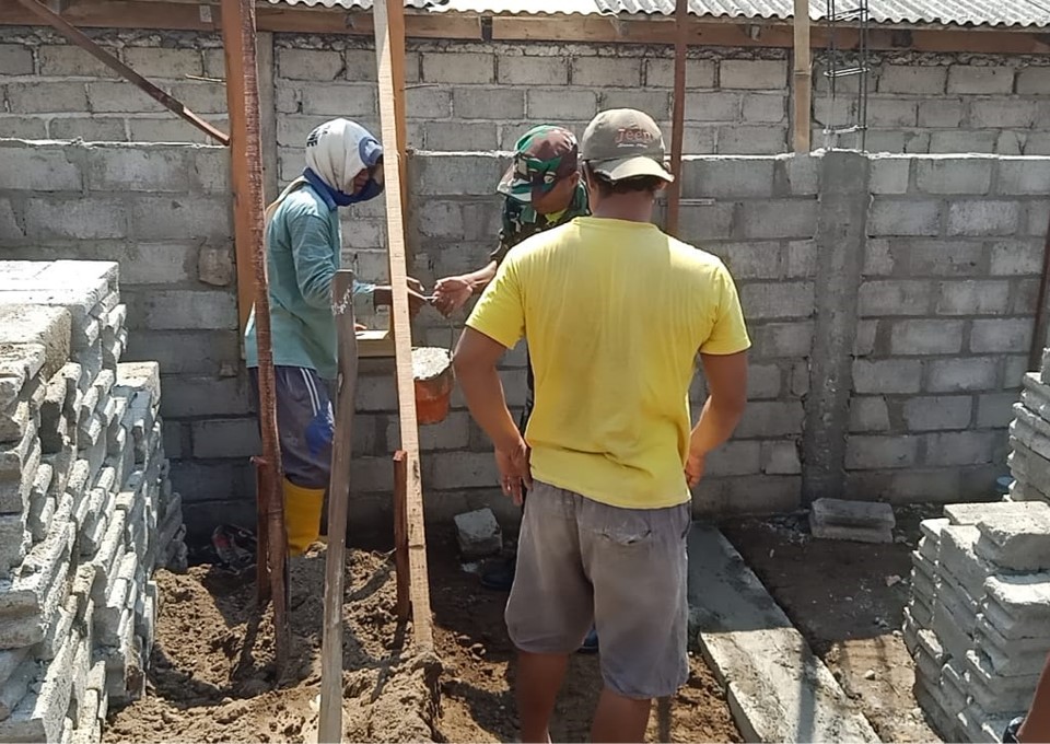 Pererat Kebersamaan, Babinsa Desa Gandean Gotong Royong Bangun Rumah Warga