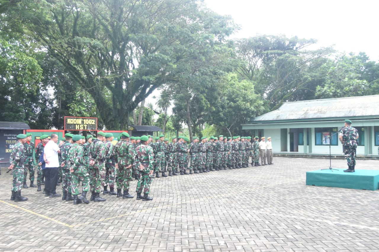 Pimpin Upacara Bendera, Dandim 1002/HST Ajak Prajurit Sambut Tahun 2026 dengan Semangat Baru