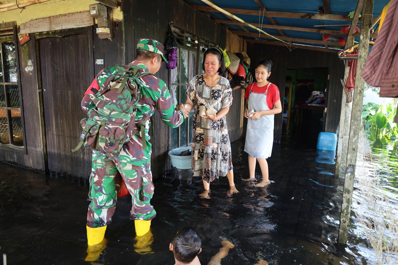 Wilayah Terdampak Bencana Banjir, Babinsa Kodim 1009/Tla Bantu Distribusikan Logistik Ke Masyarakat