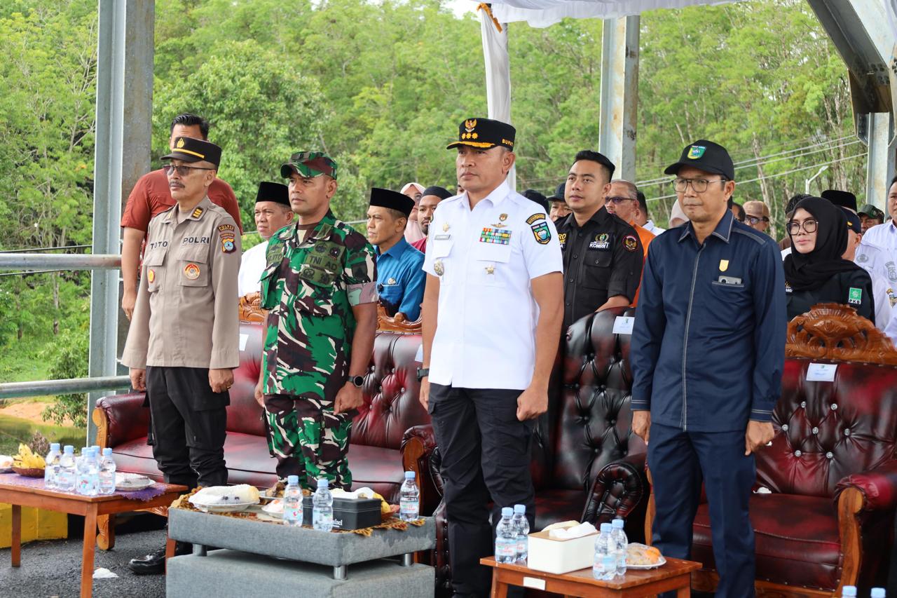 Kasdim 1009/Tla Menghadiri Peresmian Jembatan Damar Lima Desa Damit Kecamatan Batu Ampar