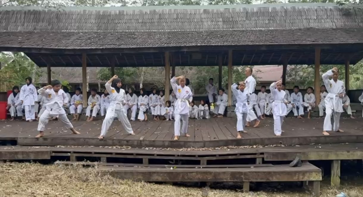 Dukung Pembinaan Atlet Muda, Babinsa Barabai Hadiri Gashuku dan Ujian Sabuk Karate HST