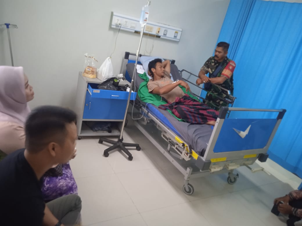 Babinsa Koramil Batang Alai Selatan Jenguk Warga Binaan Pasca Operasi