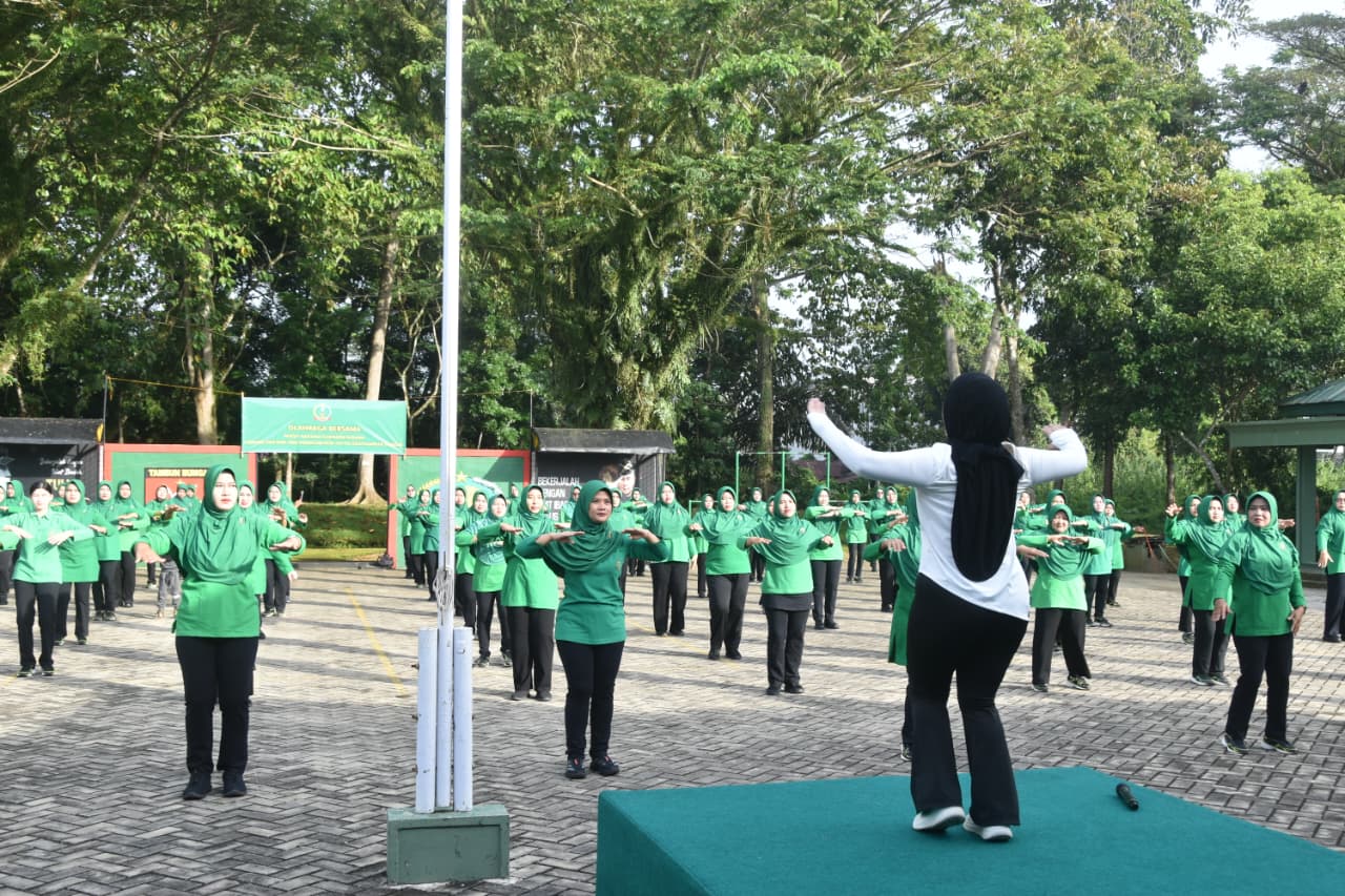 Dipimpin Ketua Persit, Anggota Persit Dim 1002 Semarakkan Olahraga Bersama