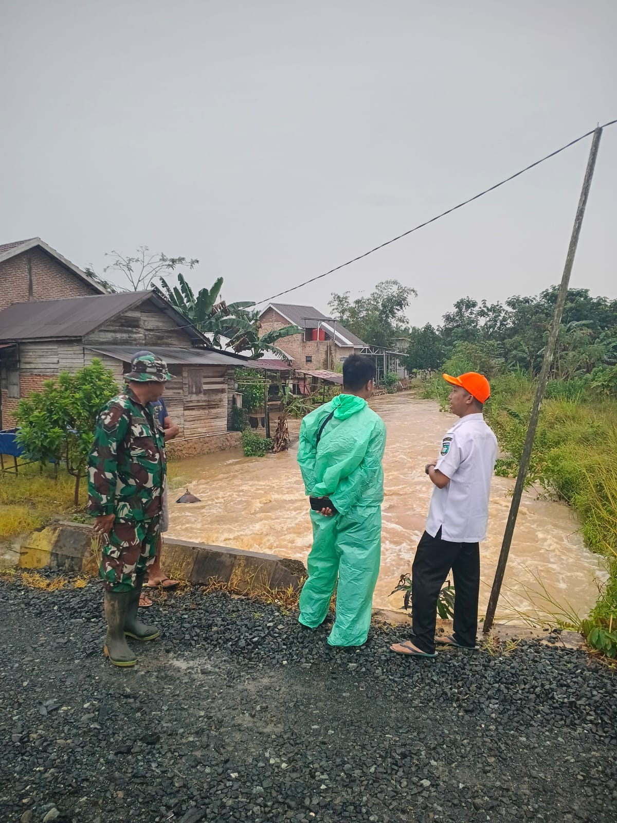 Hujan Lebat Semalam Suntuk, Babinsa Koramil 1009-02/Pelaihari Laksanakan Patroli Wilayah