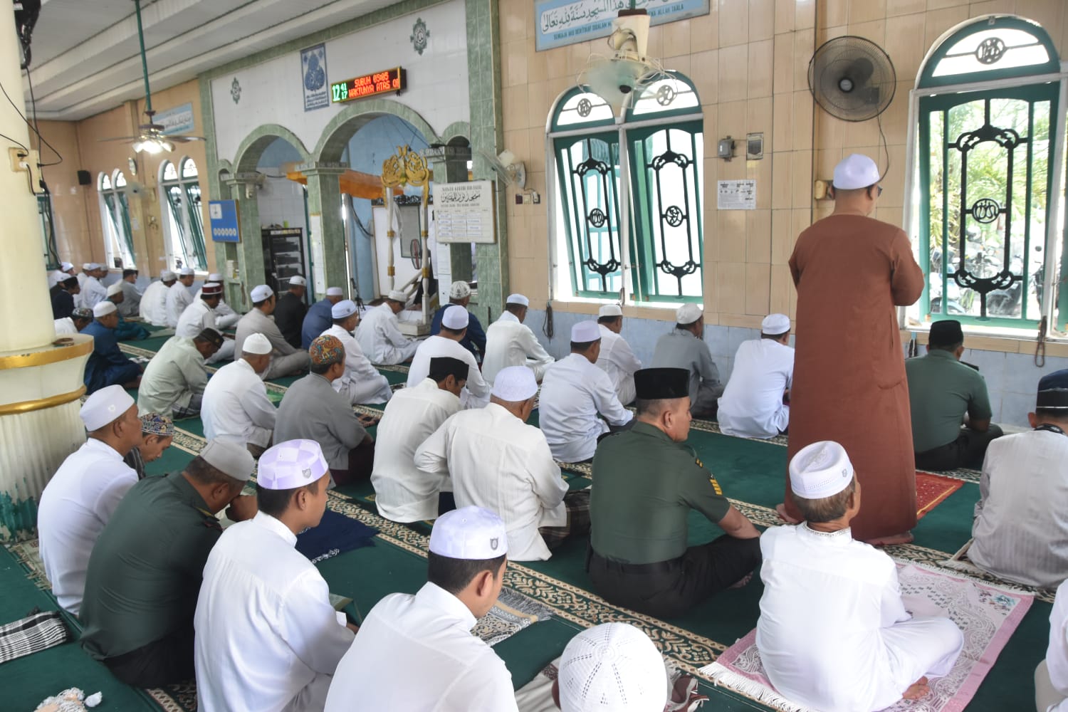 Dandim 1002/HST Bersama Anggota Laksanakan Sholat Jum’at di Masjid Nurul Muhtadin