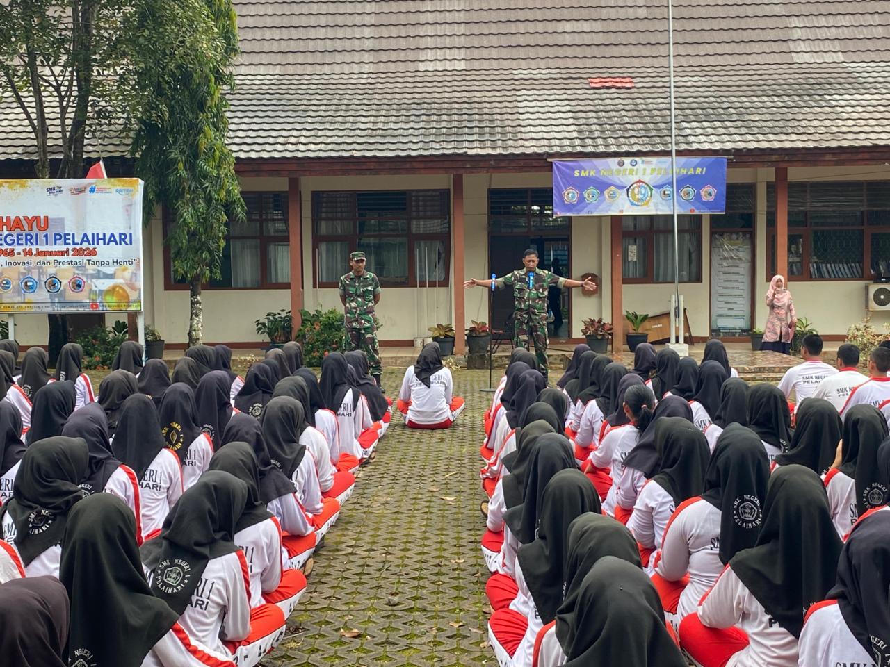 Bentuk Karakter Pelajar yang Tangguh, Personel Kodim 1009/Tanah Laut Berikan Wawasan Kebangsaan Dan Latihan PBB