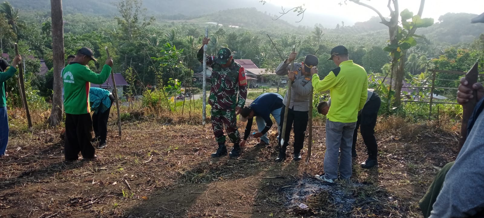Dukung Ketahanan Pangan Nasional, Danramil 05/Pemangkat Hadiri Penanaman Jagung Kuartal III