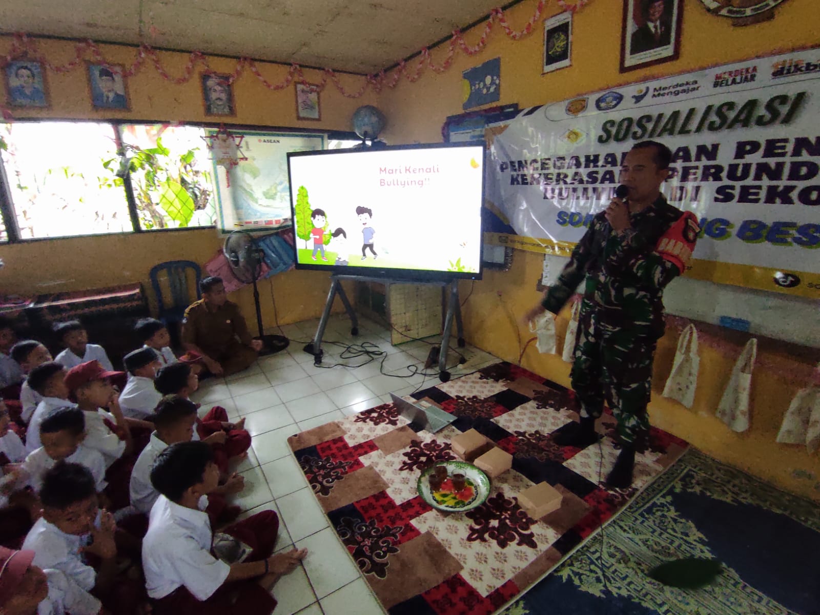 Babinsa 1002-06/Barabai Tanamkan Sikap Anti Bullying di SDN 1 Awang Besar