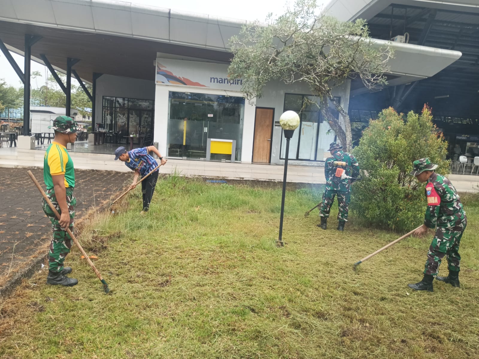 Ciptakan Lingkungan Yang Sehat Danramil 02/Sejangkung Pimpin Pembersihan di Pasar Wisata Perbatasan