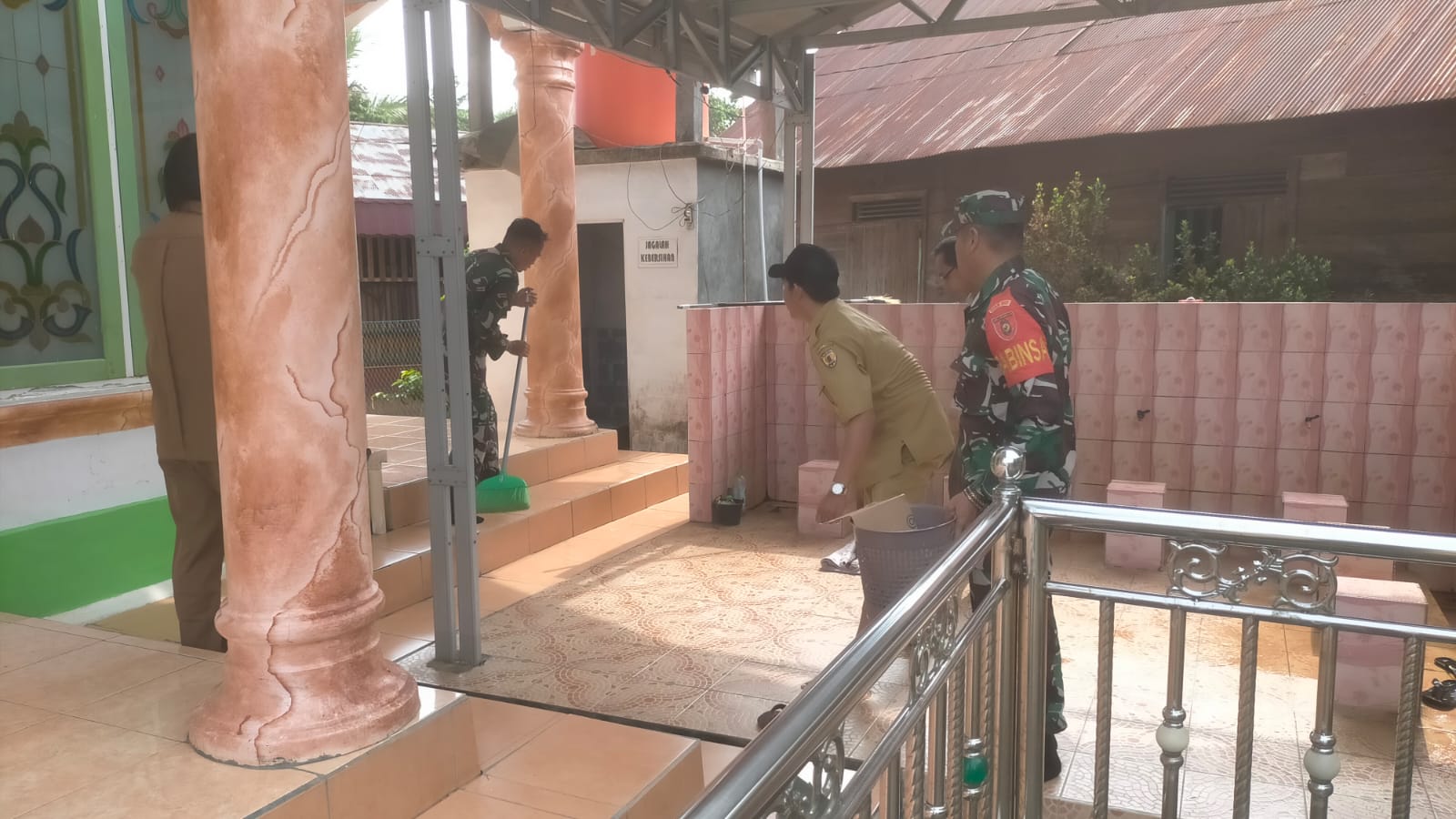 Sambut Ramadhan 1447 H, Babinsa Koramil 1002-08/Labuan Amas Utara Bersihkan Langgar Al Ikhlas Bersama Warga