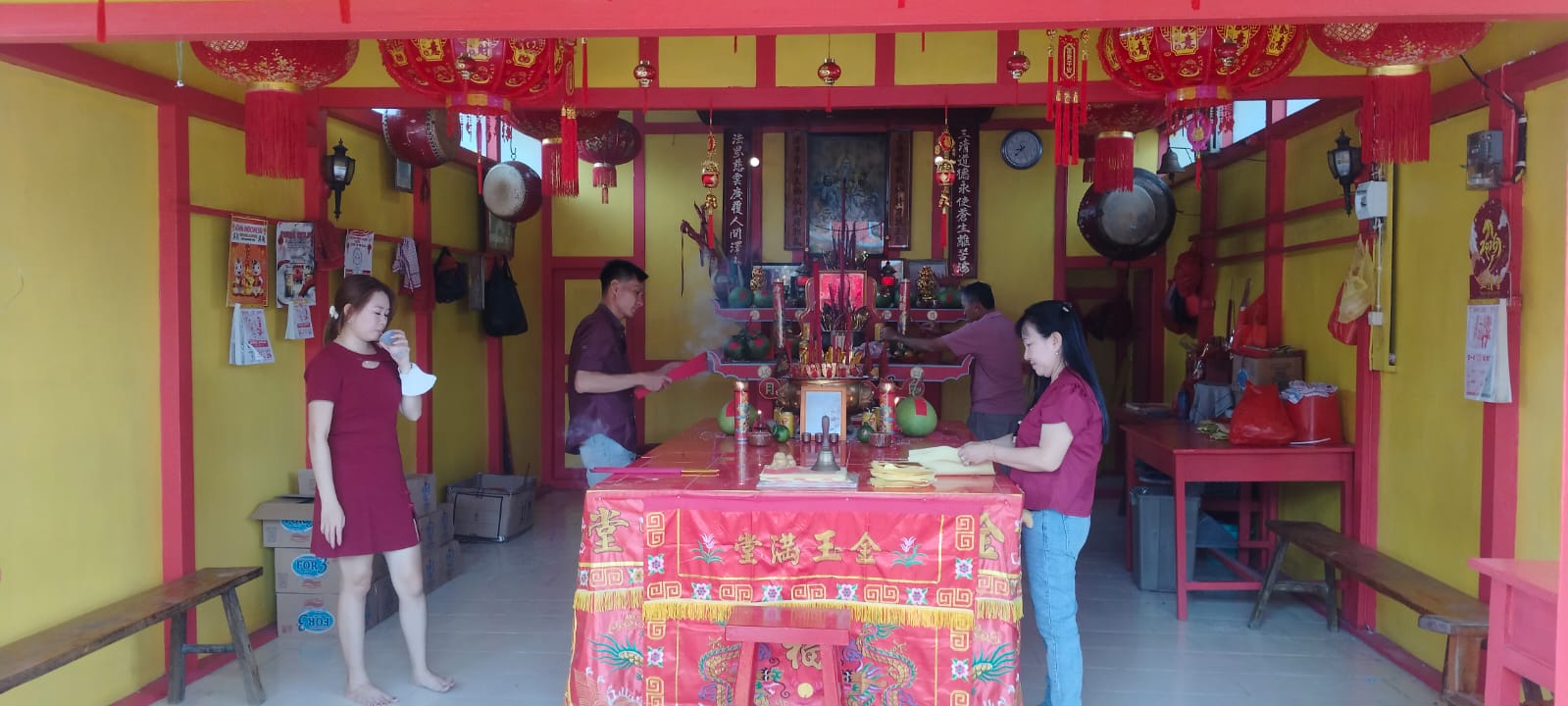 Babinsa Jajaran Kodim 1208/Sambas Laksanakan Pengamanan Perayaan Tahun Baru Imlek 2026 di Wilayah Kabupaten Sambas