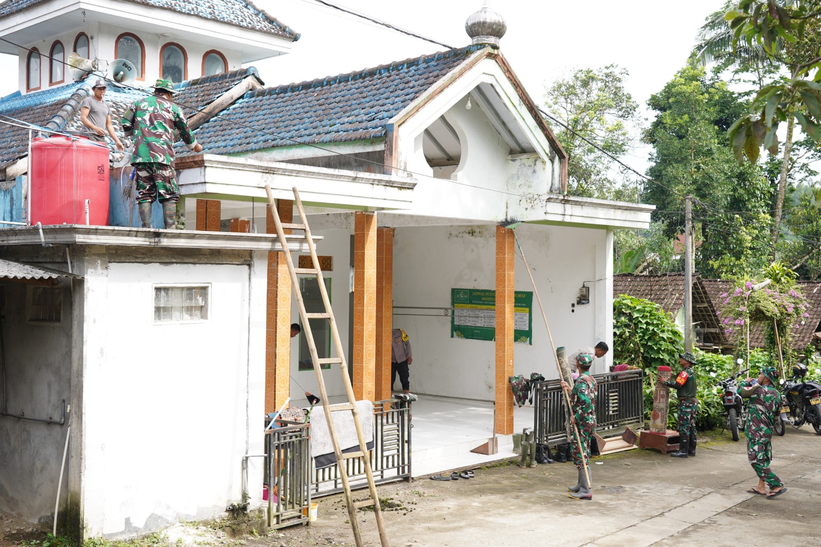 Sinergitas Satgas TMMD Ke 127 Kodim 0808/Blitar Dan Warga, Kerja Bakti Bersihkan Masjid Darul Muna Jelang Ramadhan