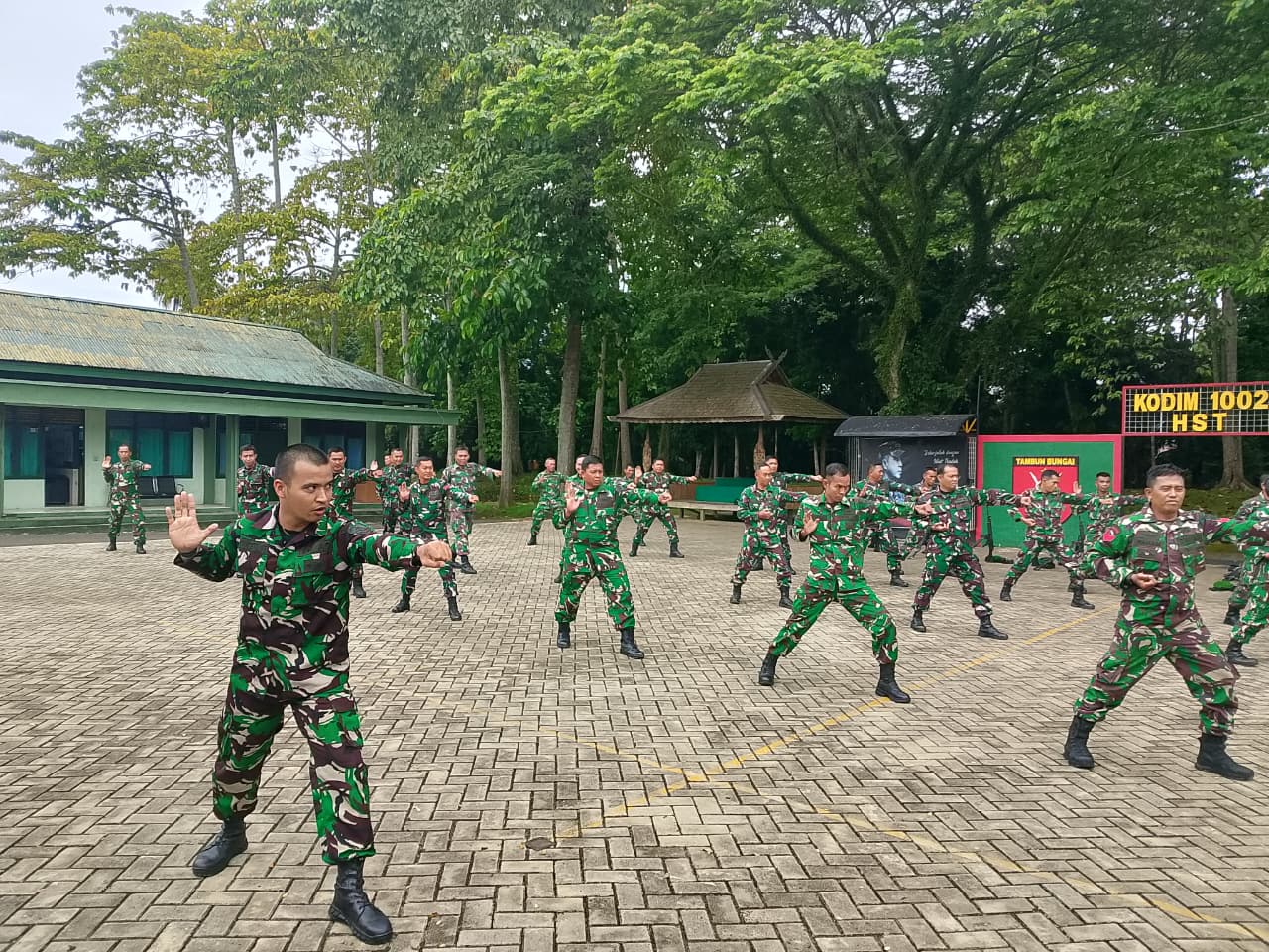 Kodim 1002/HST Tingkatkan Profesionalisme Prajurit Lewat Latihan Bela Diri Militer