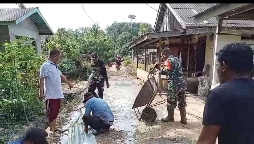 Bantu Kesulitan Masyarakat, Babinsa Buduk Sempadang Gotong royong Bersama Warga Pengecoran Jalan Setapak