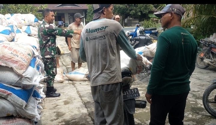 Babinsa Koramil 03/Tebas Dampingi Pendistribusian Pupuk kepada Petani