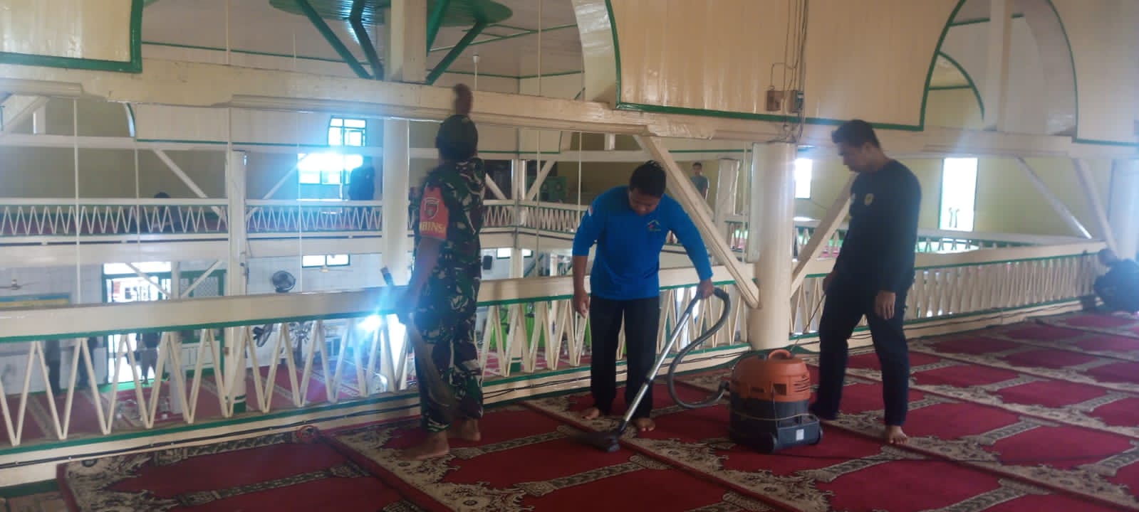 TNI dan Pemerintah Kecamatan Barabai Bersatu Bersihkan Masjid Di Bulan Ramadhan