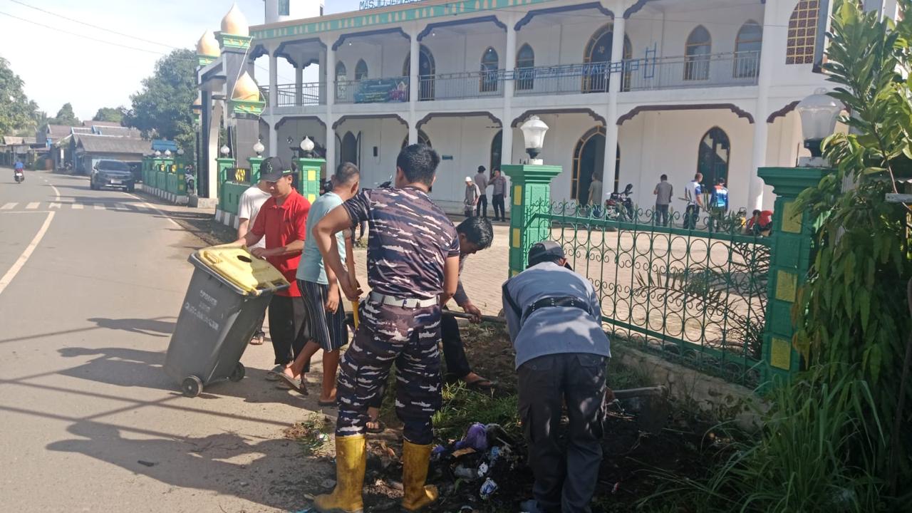 Babinsa Posramil Panyipatan Kodim 1009/Tla Laksanakan Jum’at Bersih di Masjid Jami Al Mujahidin
