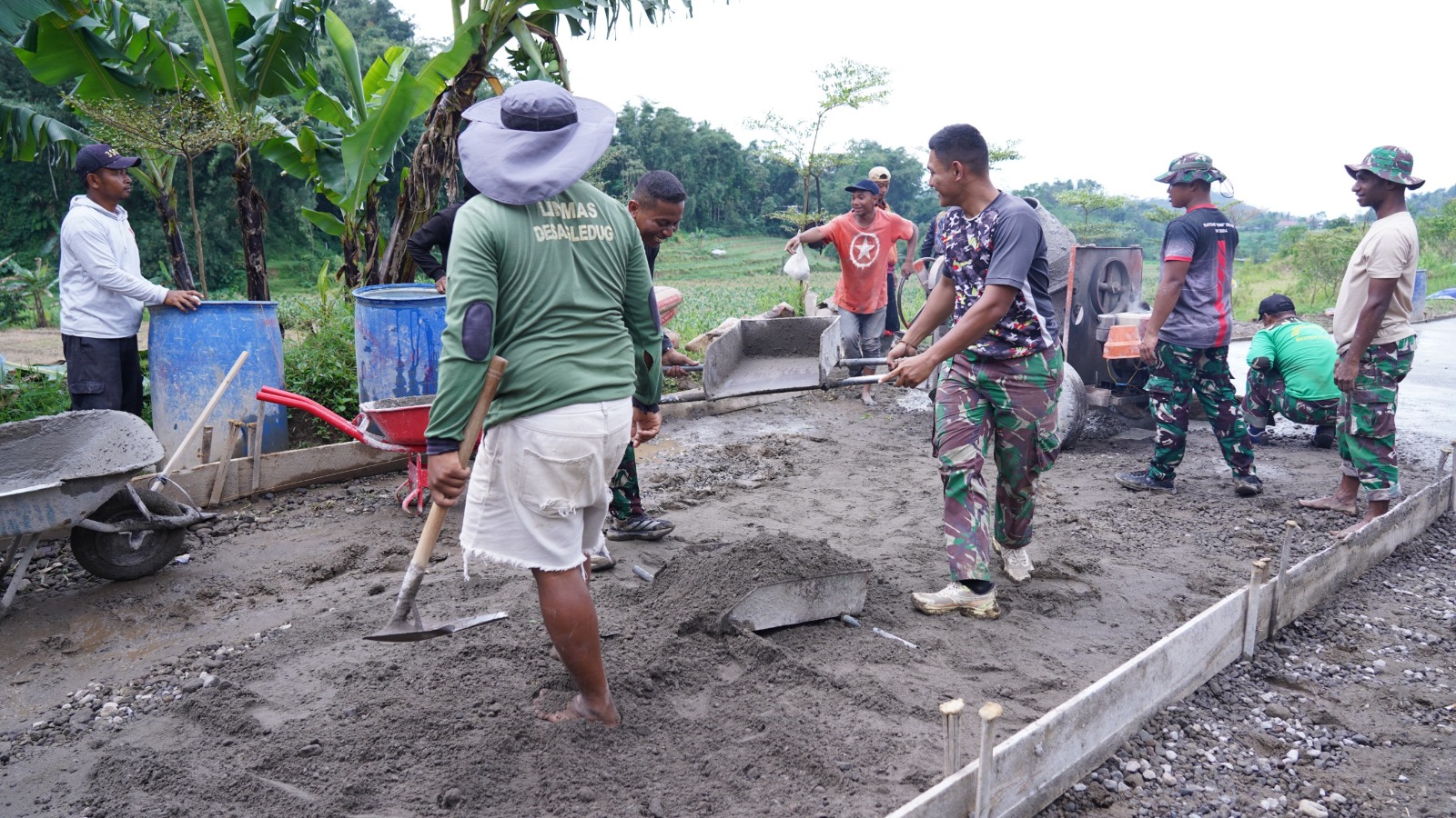 Tetap Semangat Percepat Pengecoran Rabat Jalan, Anggota Satgas TMMD Ke 127 Kodim 0808/Blitar Di Bulan Puasa