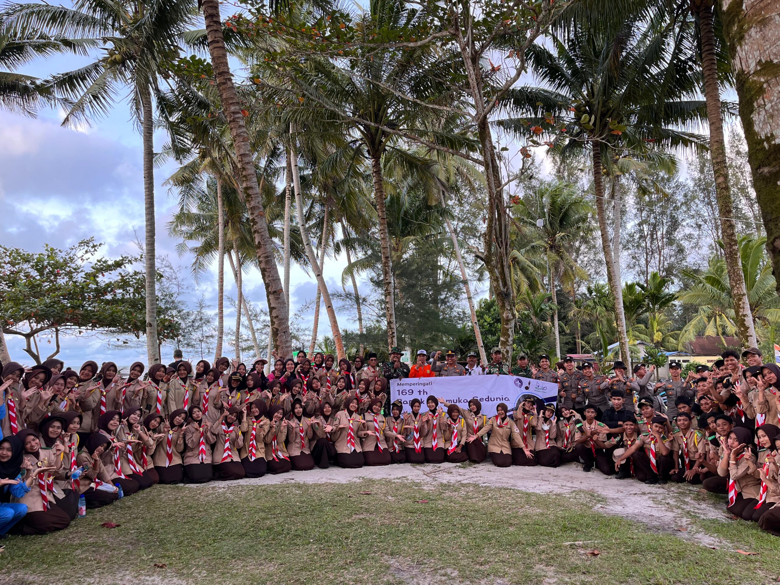 Peringati Hari Sampah Nasional, Koramil dan Polsek Paloh Bersama Warga Serta Pelajar Bersihkan Pesisir Pantai