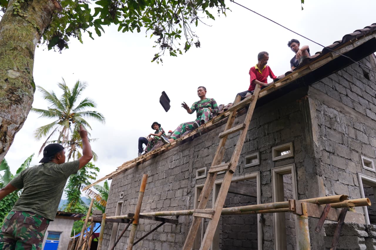 Bahu Membahu Pasang Genteng RTLH, Satgas TMMD Ke 127 Kodim 0808/Blitar Dan Warga Tunjukkan Kekompakan