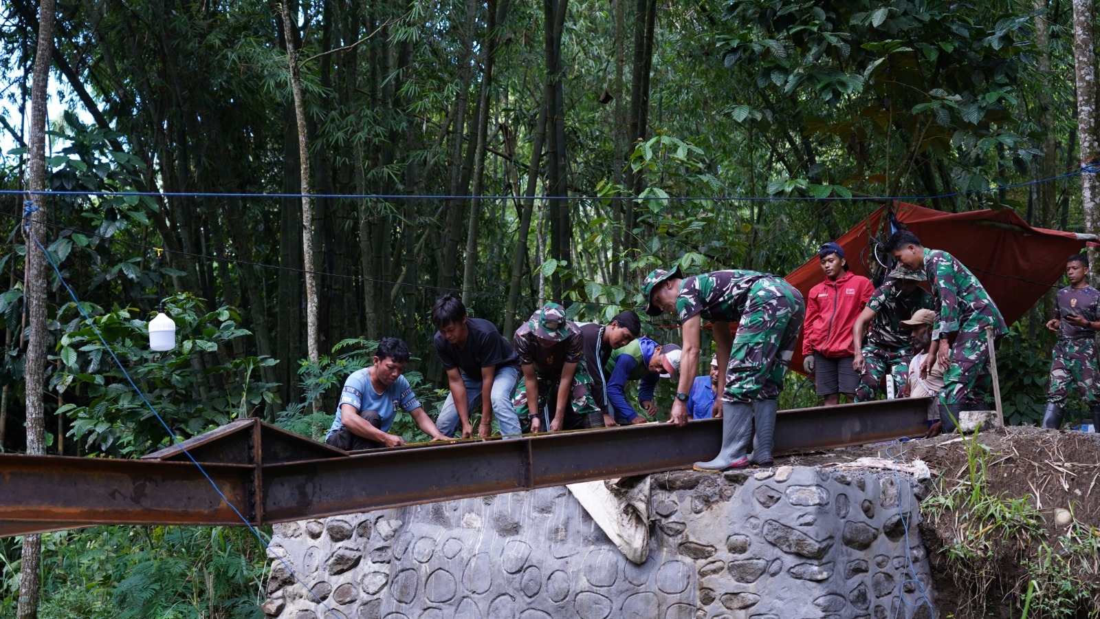 Pengelasan Besi WF Jadi Tahap Krusial Pembangunan Jembatan TMMD Ke-127 Di Desa Krisik