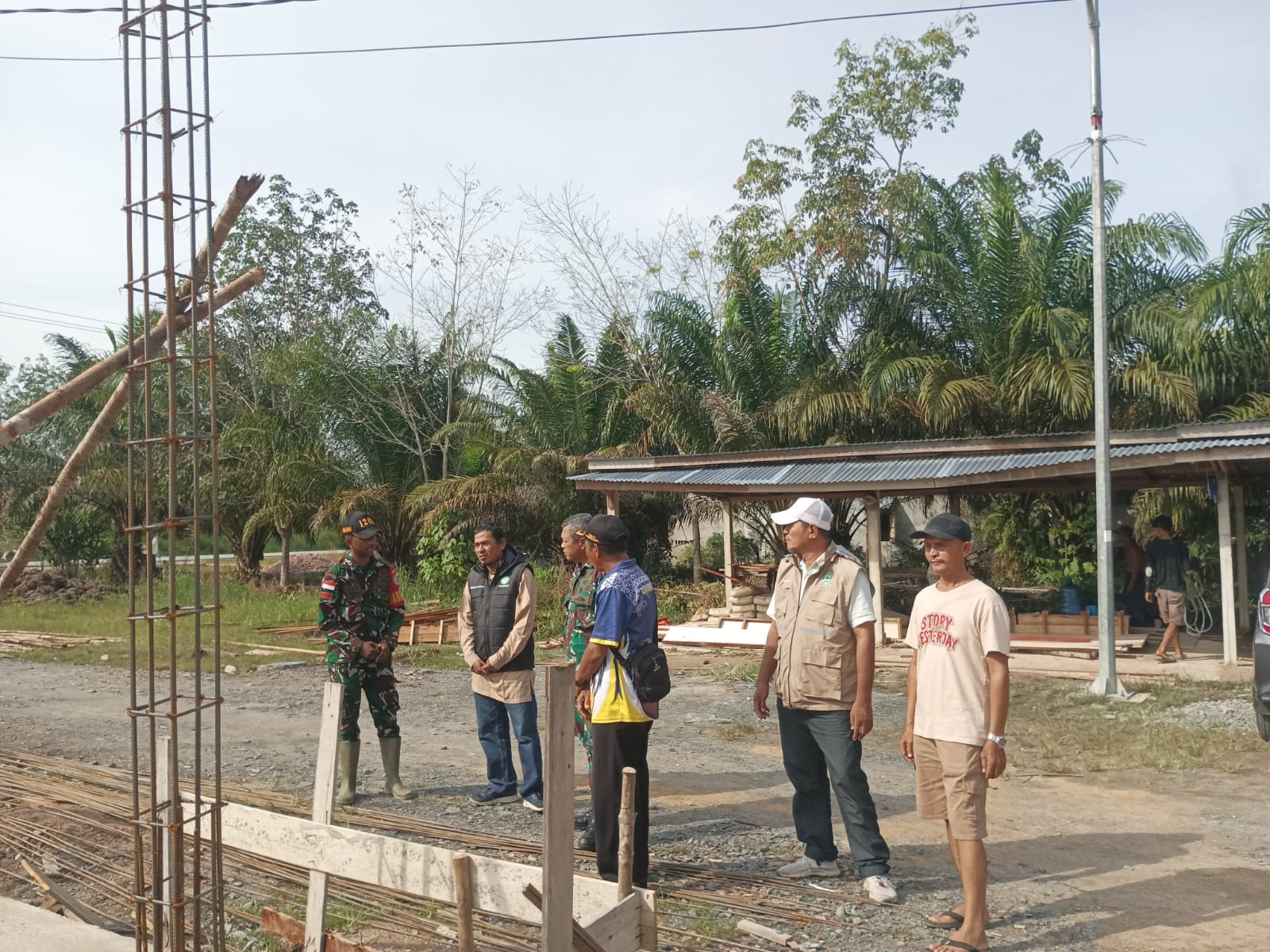 Pasiter Kodim 1208/Sambas Tinjau Pembangunan KDKMP Desa Santaban Sajingan Besar