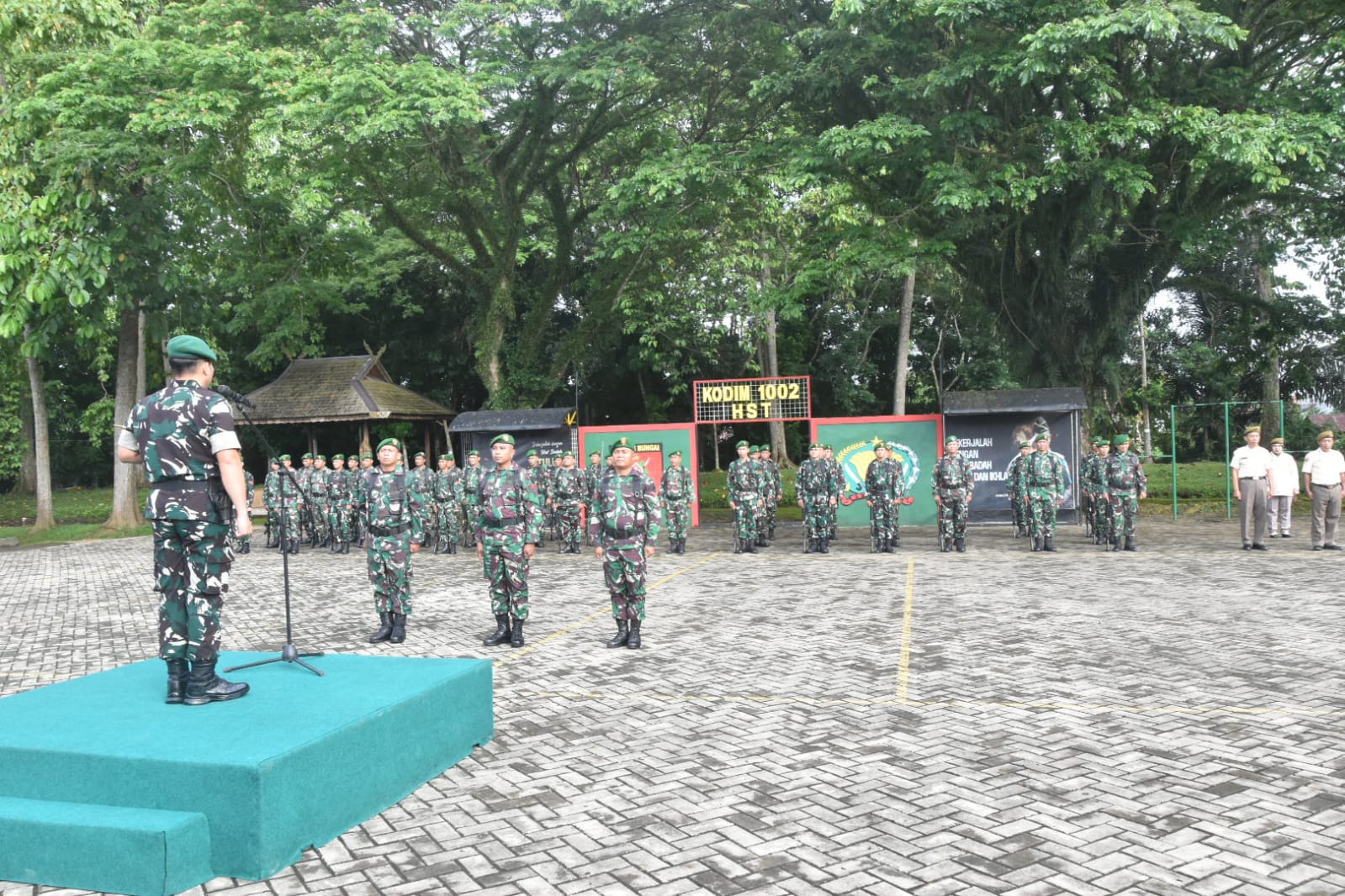 Dandim 1002/HST Pimpin Upacara Pengibaran Bendera Merah Putih