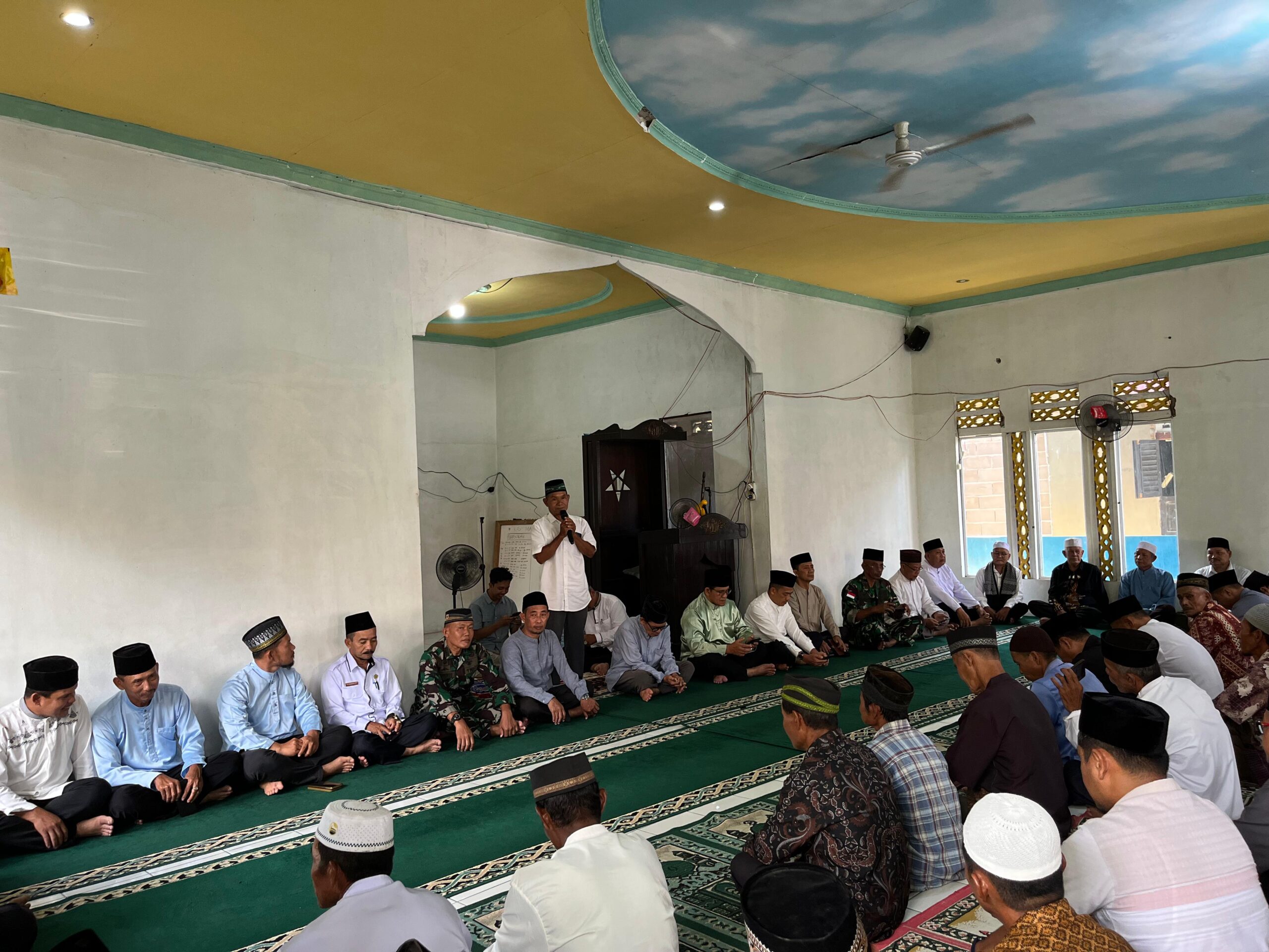 Perkuat Ukhuwah Islamiah Danramil 07/Teluk Keramat Laksanakan Safari Ramadhan bersama Forkopimda Kab. Sambas.