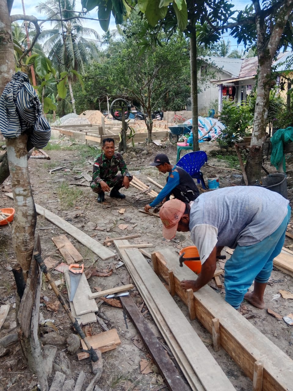 Jalin Keakraban Babinsa Salatiga Komsos Bersama Warga yang Sedang Membangun Rumah