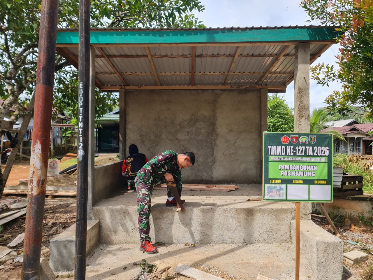 Gotong Royong TNI dan Warga Warnai Pembangunan Poskamling TMMD di Desa Barimbun