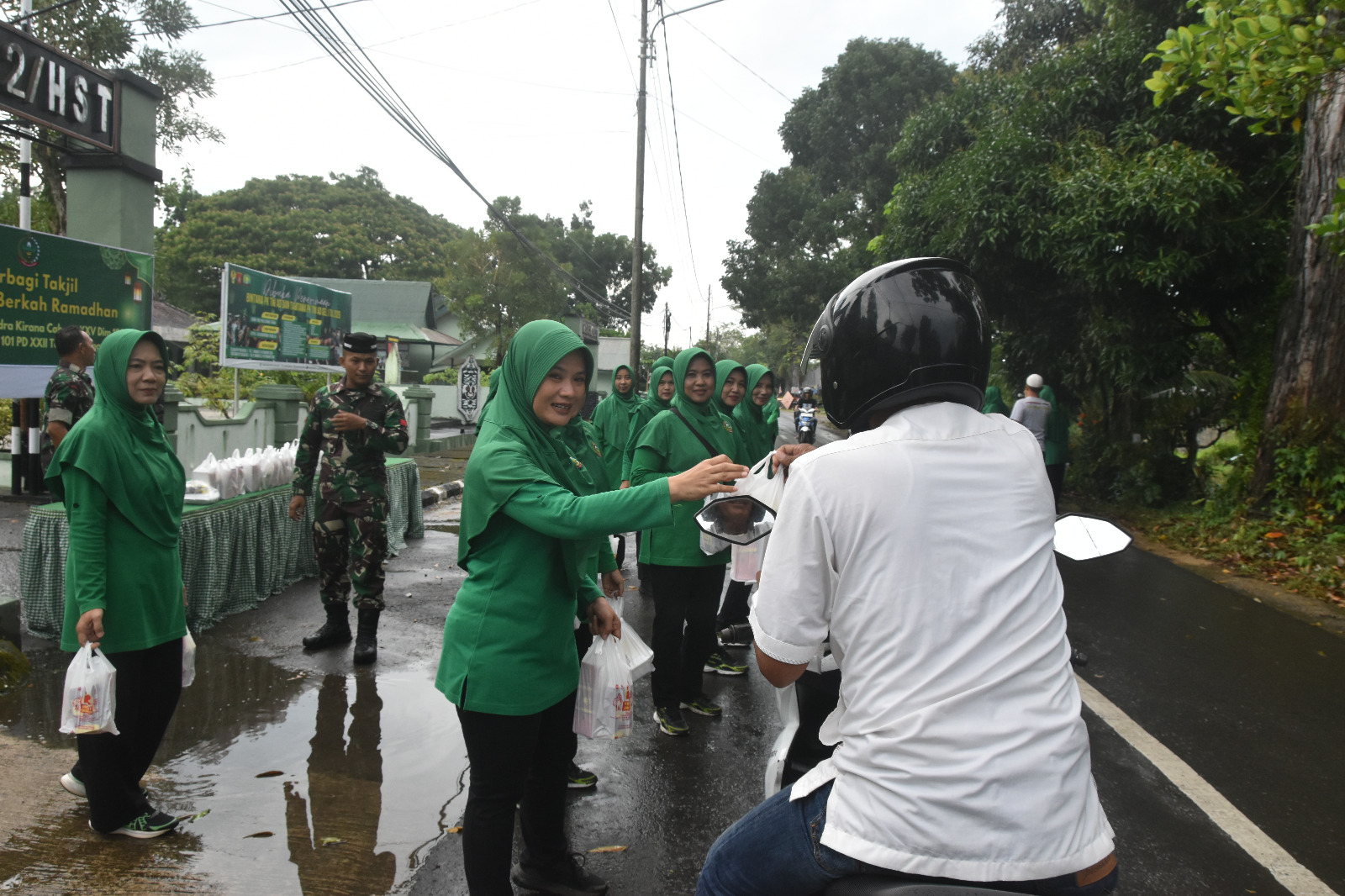 Tebar Kebaikan di Bulan Suci, Persit Kodim 1002/HST Berbagi Takjil di Barabai